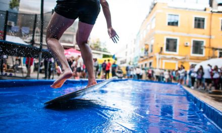 Skimboard: aprenda o esporte que mistura surf e skate